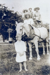 photo people with horse